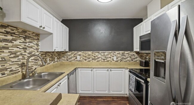Building Photo - Great location, quiet first floor end unit...