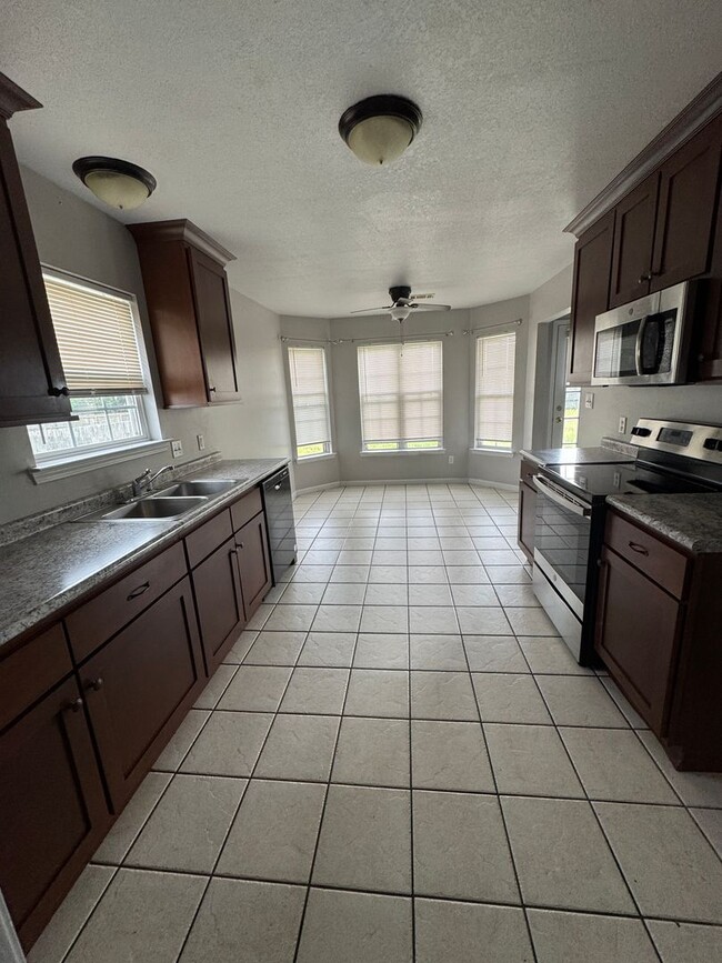 Building Photo - 3/2 In Bay Available now