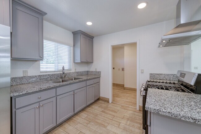 Building Photo - 10196 S Highland Ave