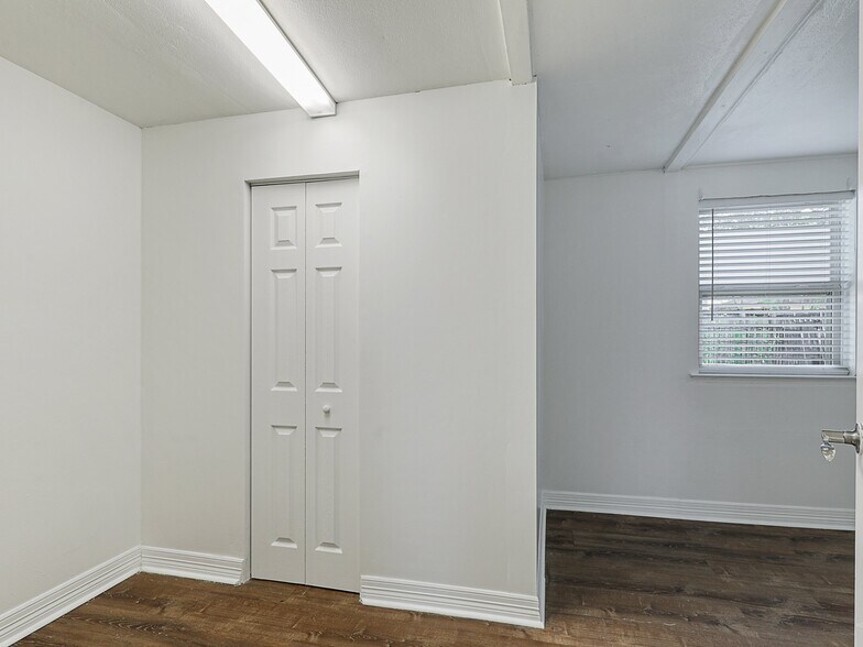 Building Photo - 6950 Hillcrest Ave