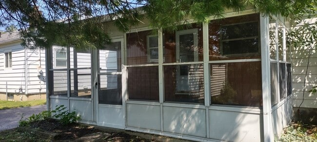 Building Photo - Charming Mid-Century Ranch in North Linden!