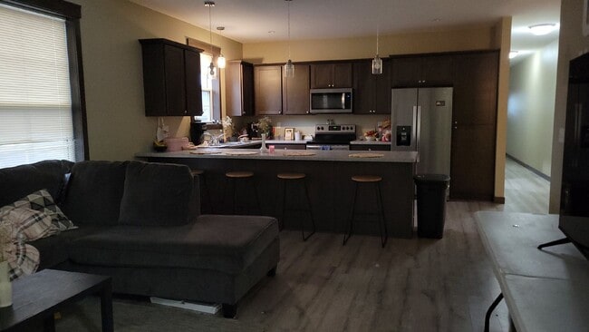 Building Photo - 5 Bed 3 Bath close to UWEC, bike trails, Carson Park, and The Sonnentag!