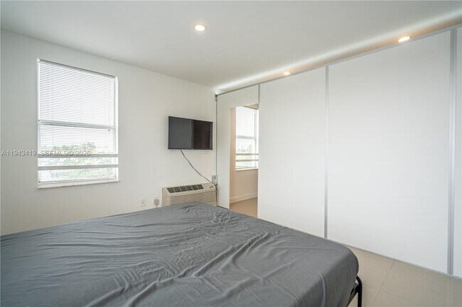 Building Photo - 924 Marseille Dr