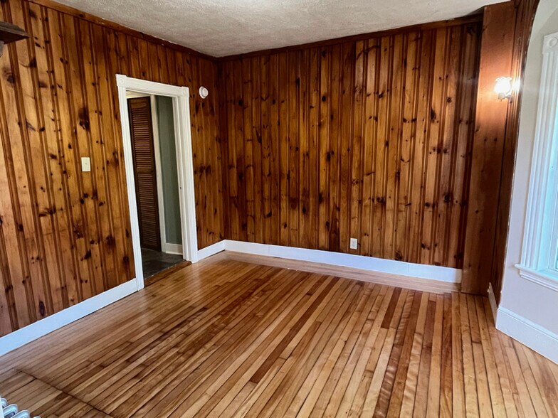 Building Photo - 24 Rowe Ave