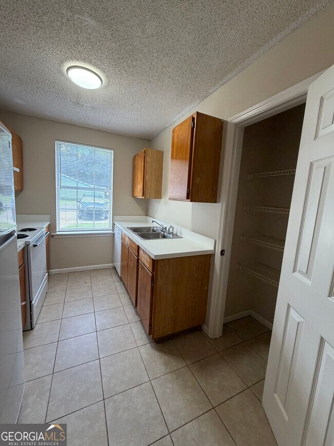 Building Photo - 414 Admiral's Walk Dr