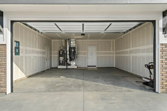 Building Photo - 16542 Red Oak Dr