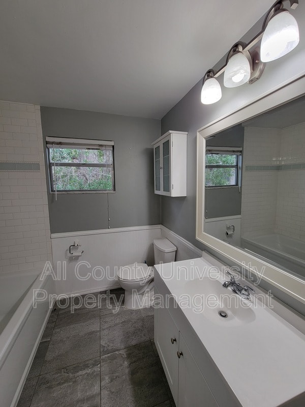 Building Photo - 703 SW 75th St