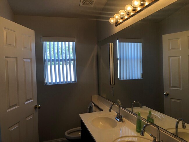 Building Photo - Showings Available NOW