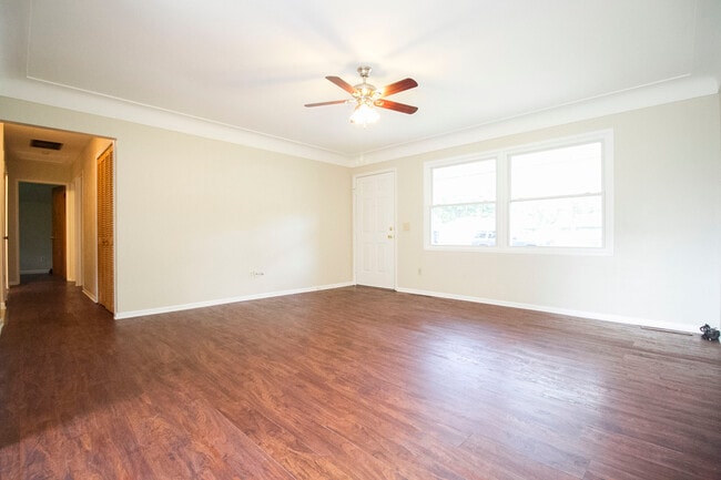 Building Photo - 3001 Edgebrook Dr