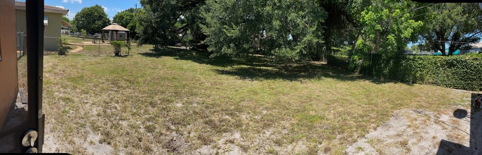 Spacious back yard - 3243 NW 43rd Ter