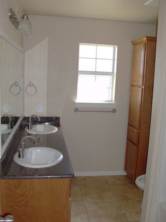 Building Photo - Charming 2 Bed, 2 Bath Duplex in South Kil...