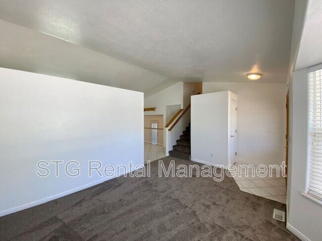 Building Photo - 2215 Chandler Dr