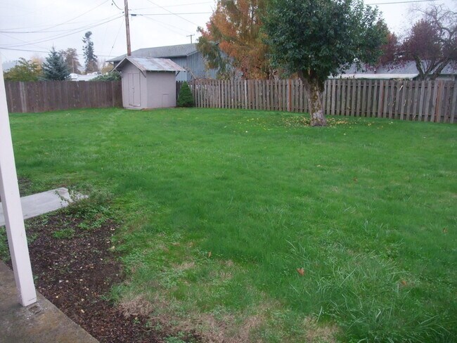 Building Photo - Very Nice Clean Updated Home in Lebanon