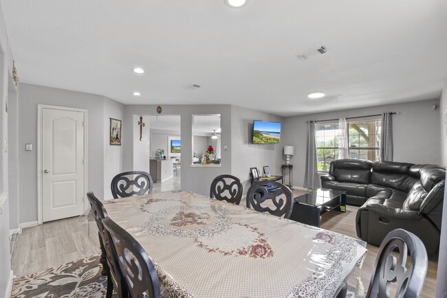 Building Photo - 1022 Americana Dr