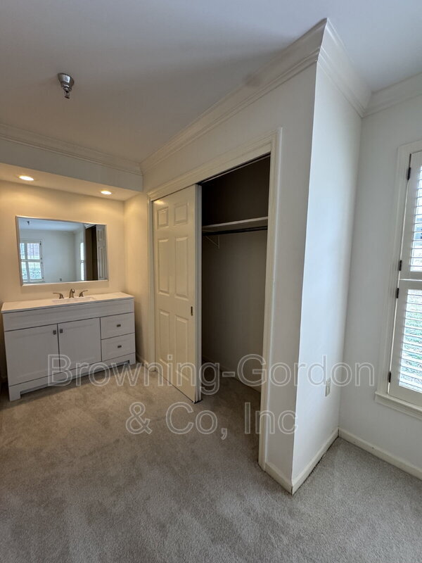 Building Photo - 5025 Hillsboro Pike