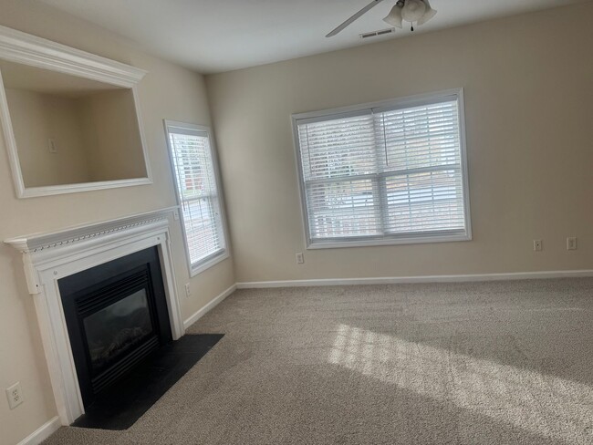 Building Photo - Fantastic 4br/2.5ba home, Conv to 40, excellent location, Available Now!