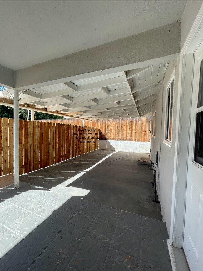 Building Photo - 3500 Pickwick Dr