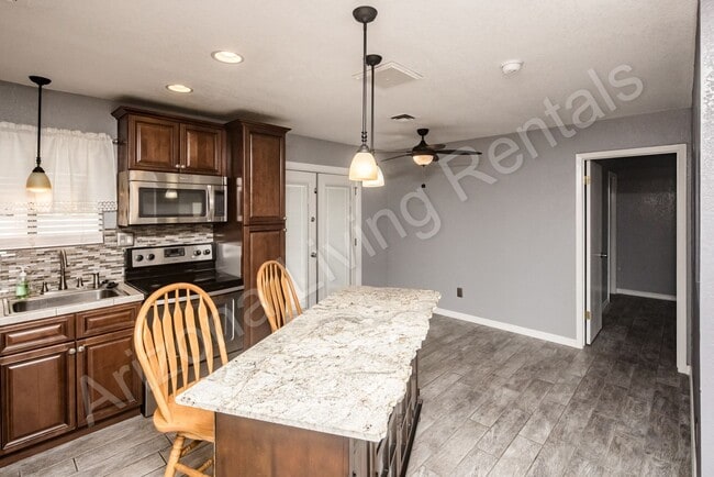 Building Photo - POOL HOME WITH CASITA