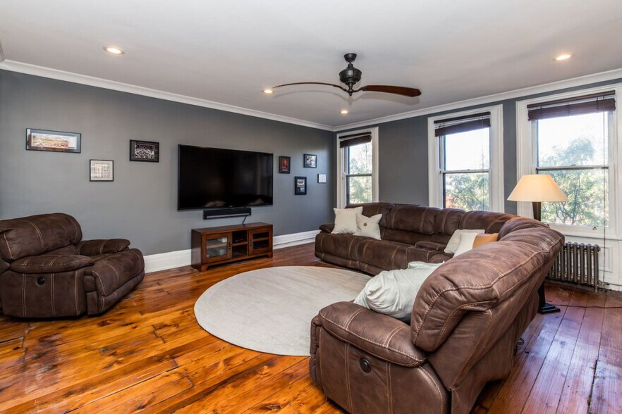 Building Photo - 215 W 9th St