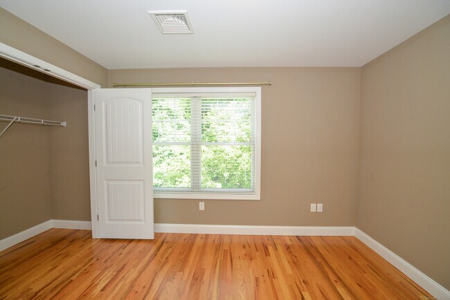 Building Photo - 341 Meadowside Rd