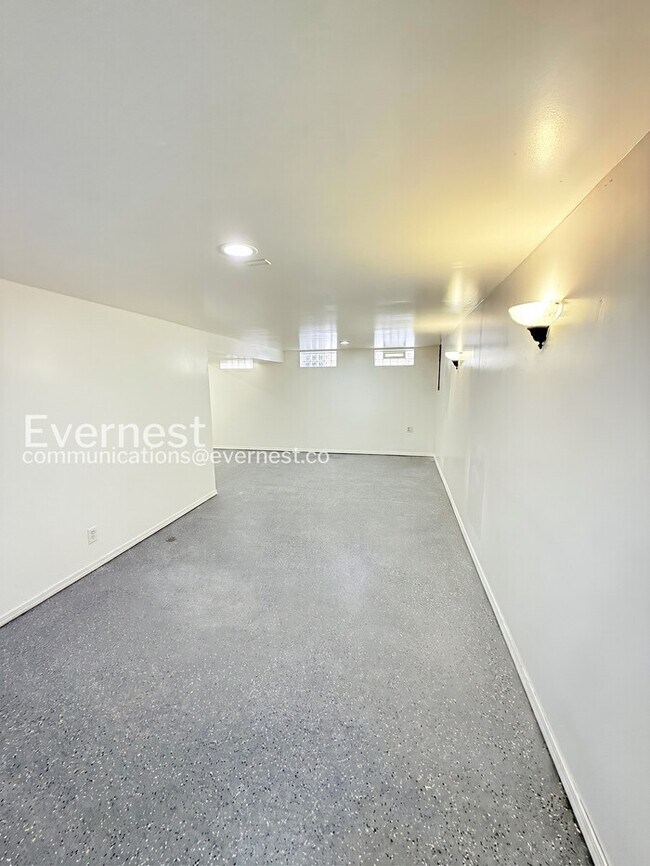Building Photo - 3 Bed, 1 Bath Home with Modern Amenities  / Pet-Friendly / Vouchers Accepted / Available Now!