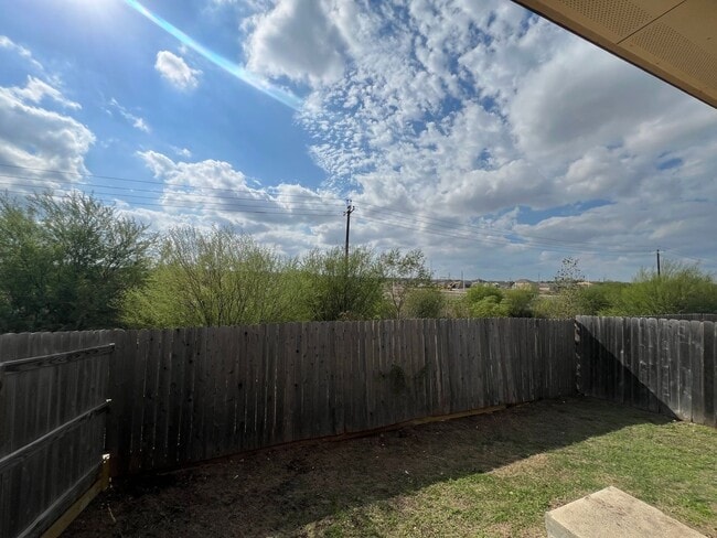 Building Photo - Luxury 3/2 duplex in NBTX