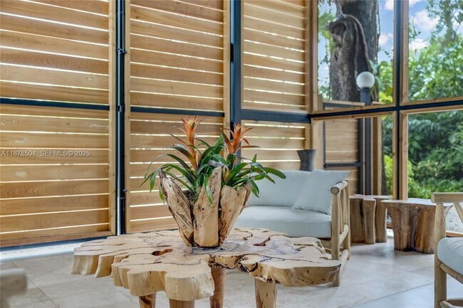 Building Photo - 1000 NW 9th Ct