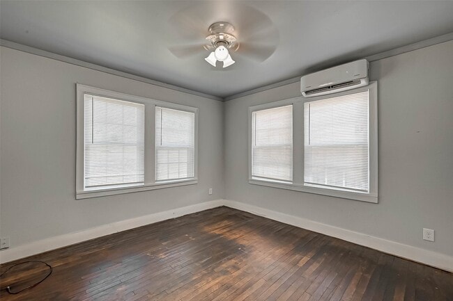 Building Photo - 1018 W Sealy St