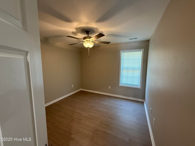 Building Photo - 337 S Pointe Dr