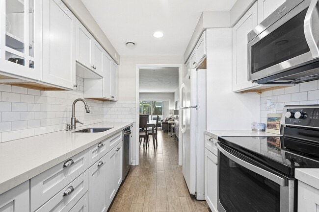 Building Photo - 2440 SW 22nd Ave