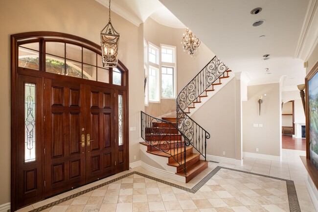 Building Photo - Amazing home, with incomparable views and privacy, but close in convenience!