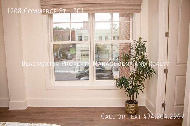 Building Photo - 1208 Commerce St