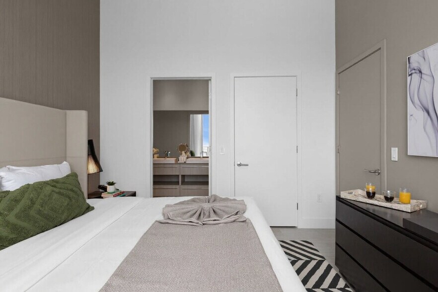 Building Photo - 4010 S Ocean Dr