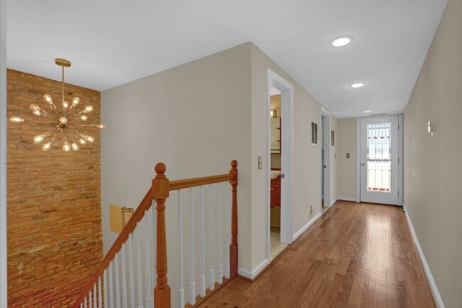 Building Photo - Chic City Living at 2308 E Fairmont Ave!