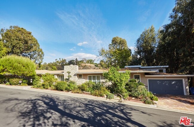 Building Photo - 1104 Casiano Rd