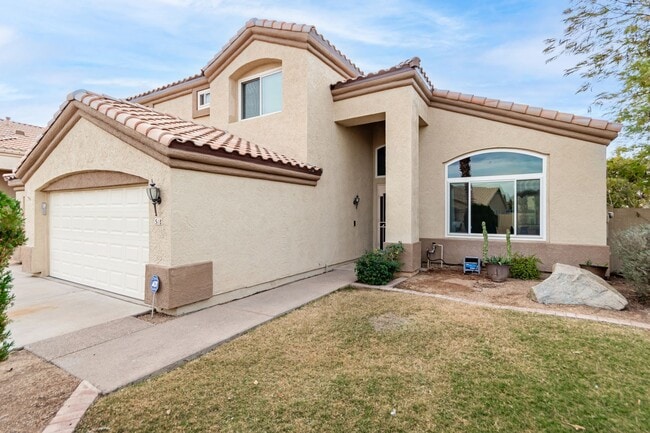 Building Photo - 4 bedoom home with private pool