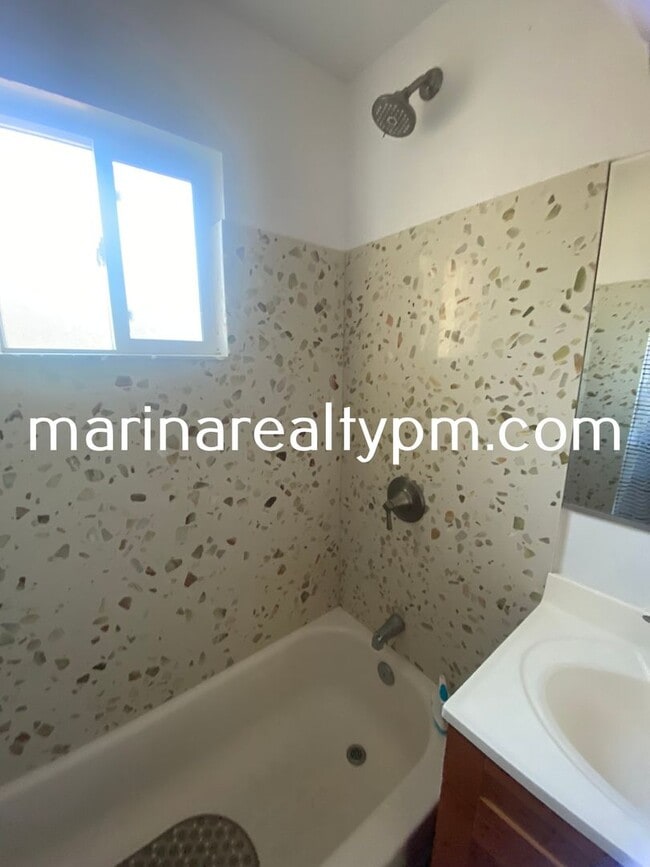 Building Photo - Charming 3 bedroom, 2 bathroom home locate...