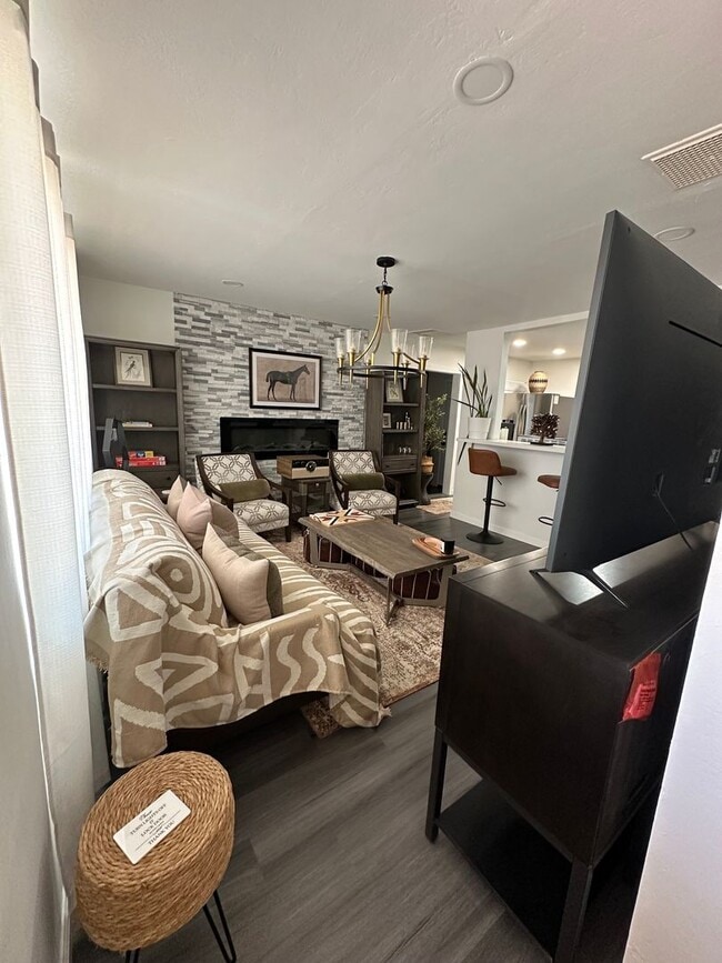 Building Photo - *MOVE IN SPECIAL* $200 off the first full ...