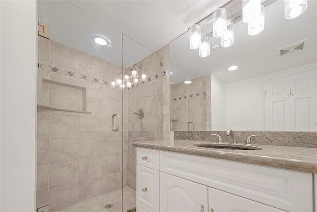 Building Photo - 16300 Golf Club Rd