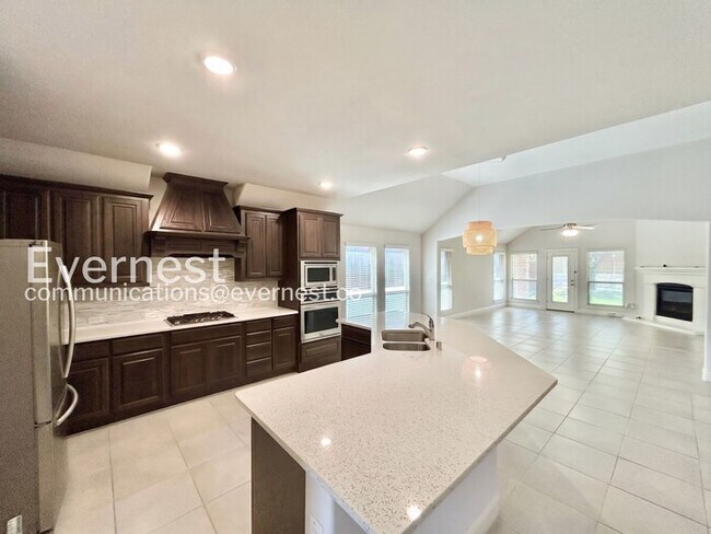 Building Photo - 4 Bed/2 Bath Home with Garage & Fenced Yard / Pet-Friendly / Available Now!
