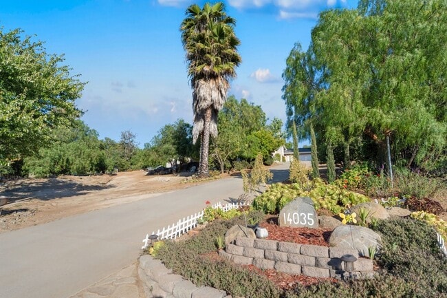 Building Photo - Peaceful Country Living in Jamul