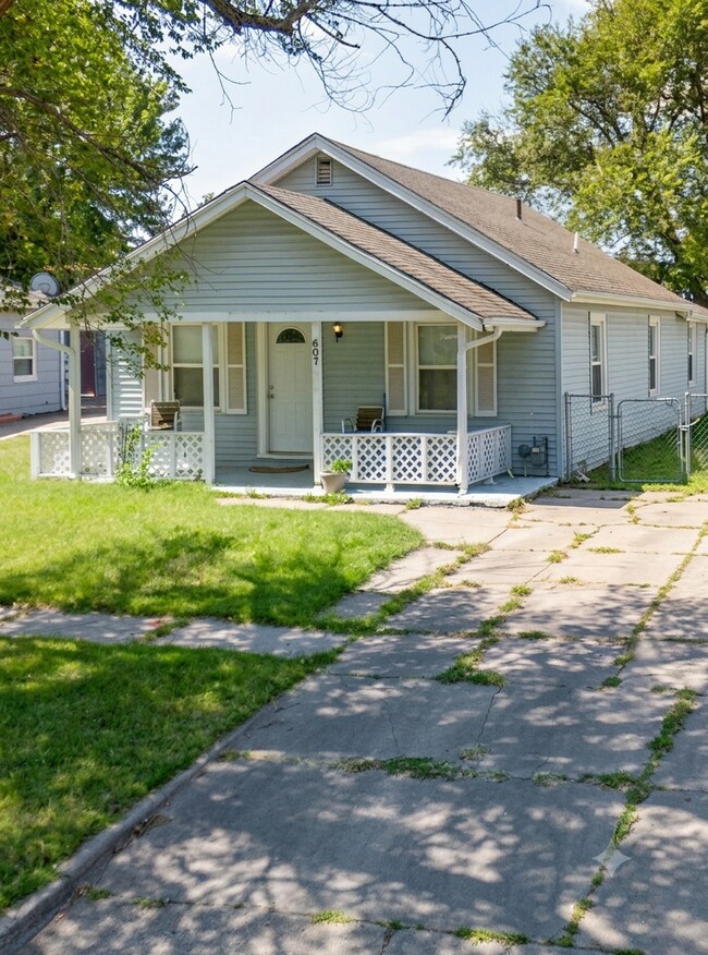 Building Photo - Adorable 3 Bedroom for Fall