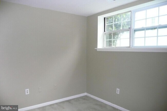 Building Photo - Very clean and well maintained 3BR 2 full ...