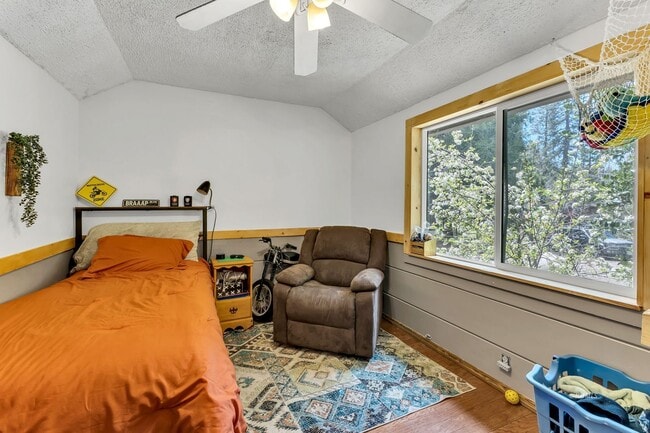 Building Photo - 3 bd 2 ba country cabin close to town