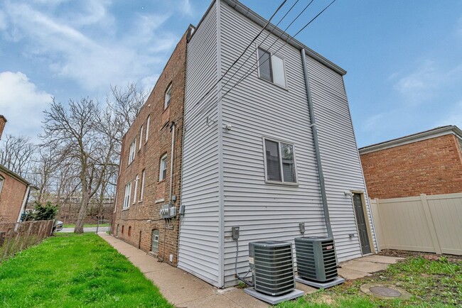 Building Photo - 10511 S Cottage Grove Ave