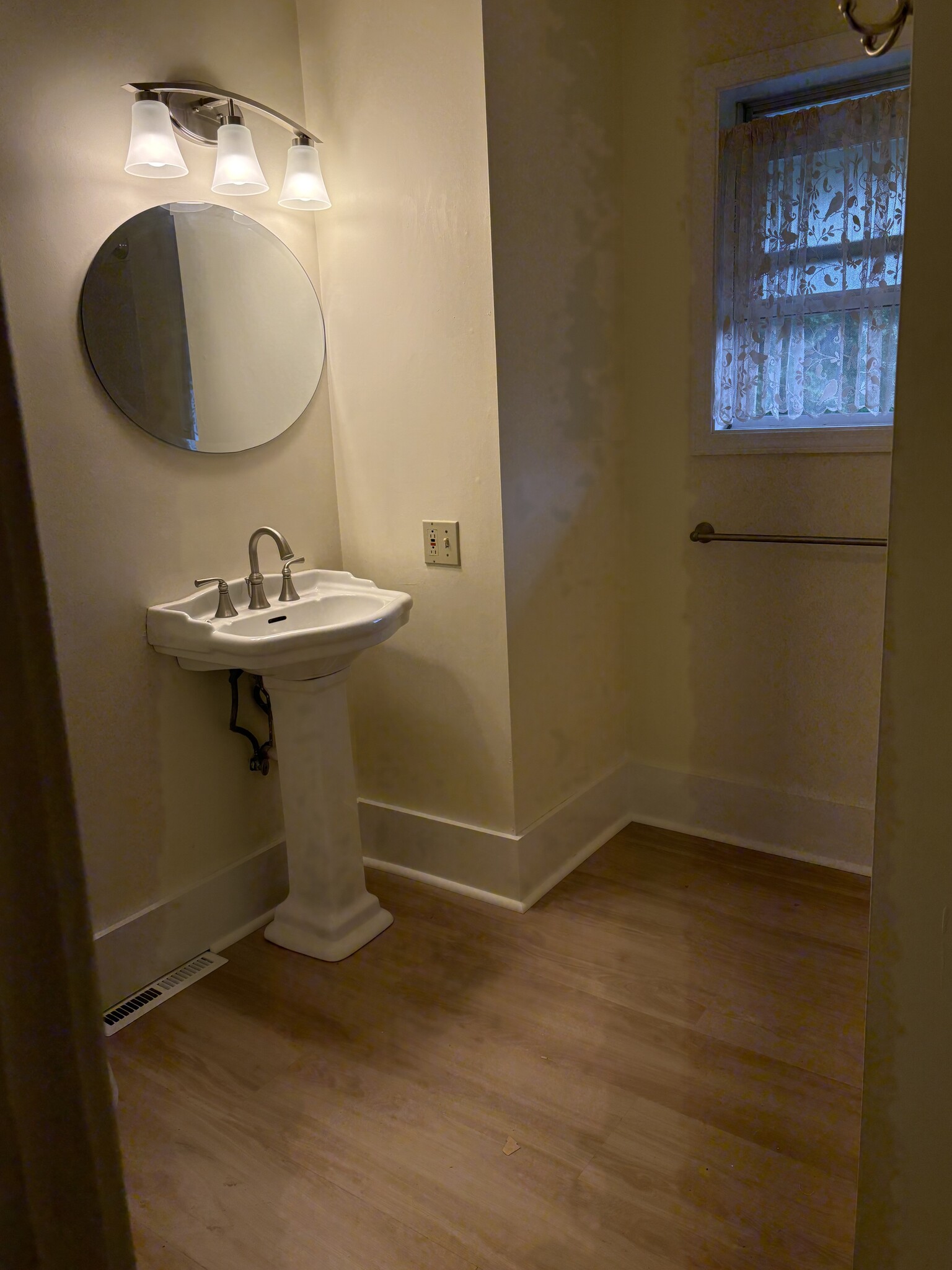 Upstairs full bath - 4920 Ransom Rd