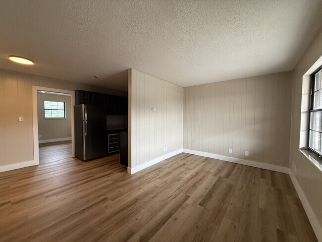 Primary Photo - Renovated 1-bedroom, 1-bath apartment feat...