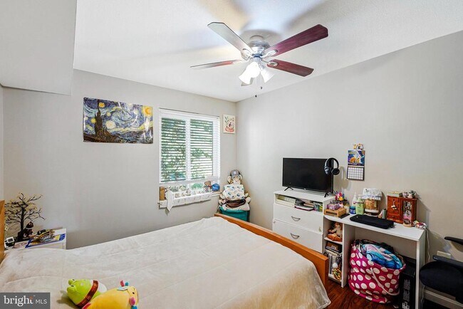 Building Photo - 9743 Kings Crown Ct