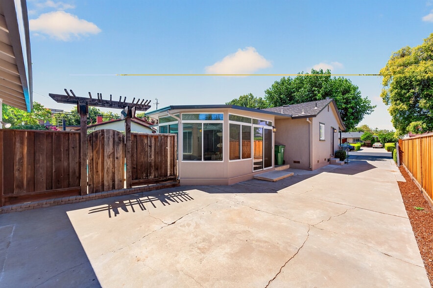 Building Photo - 2130 Roenoke Way