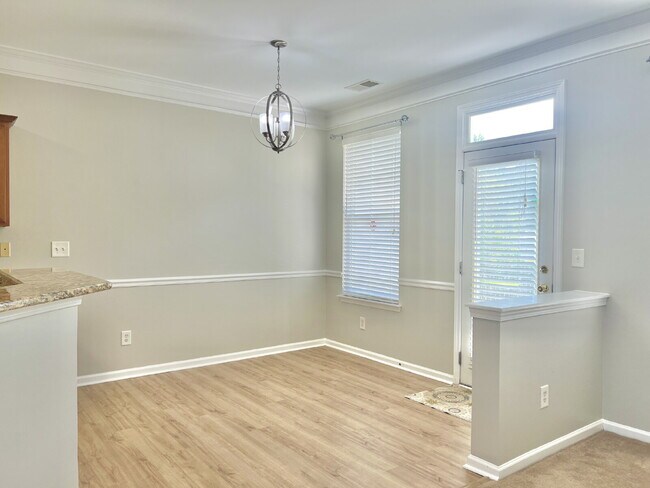 Building Photo - SPACIOUS 3 BEDROOMS!